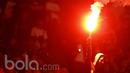 Bobotoh menyalakan flare usai  pertandingan antara Persib Bandung vs Arema  FC. Bobotoh merupakan salah satu suporter sepak bola yang paling fanatik di Indonesia. (Bola.com/M Iqbal Ichsan)