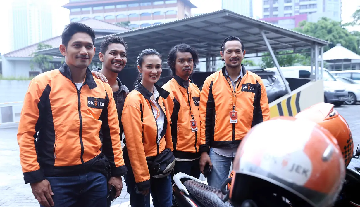Oka Antara bersama dengan Ibnu Jamil, Atiqah dan Dodit di Graha Mitra, Jalan Gatot Subroto, Jakarta Selatan, Rabu (17/2). (Nurwahyunan/Bintang.com)