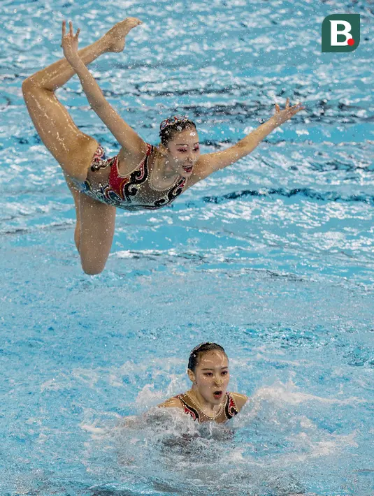 Para perenang China tampil pada nomor beregu cabang renang indah Asian Games XVIII di Stadion Aquatic Senayan, Jakarta, Rabu (29/8/2018). Tim China berhasil meraih medali emas. (Bola.com/Vitalis Yogi Trisna)