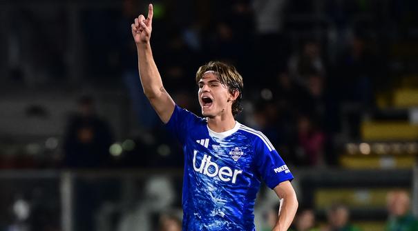 Nico Paz sempat menunjukkan potensi besar sebelum pindah ke Como. Real Madrid bisa membawanya kembali dengan harga sekitar 10,6 juta euro. Nilai tersebut tergolong murah dibanding potensi dan minat klub lain.