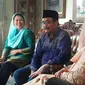 Djarot Saiful Hidayat saat mengunjungi istri Gus Dur, Sinta Wahid. (Liputan6.com/Devira Prastiwi)