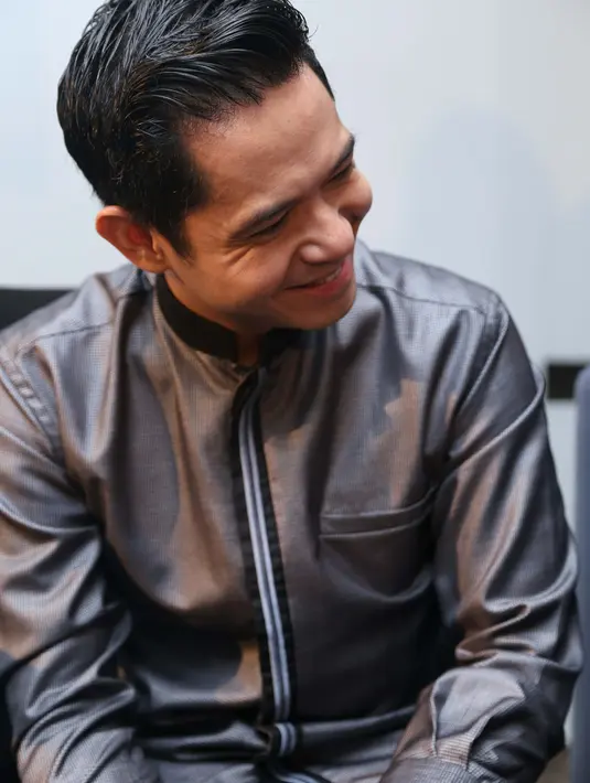 Dude Harlino melihat bahwa pesinetron cantik, Irena Justine orangnya baik, ramah dan profesional dalam bekerja. Irena juga sering cerita masalah anak pada Alyssa Soebandono. (Andy Masela/Bintang.com)