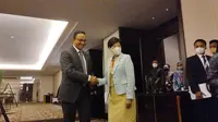 Gubernur DKI Jakarta Anies Baswedan melakukan pertemuan bilateral dengan Gubernur Tokyo Yuriko Koike di Forum Urban 20 (U20) Mayors Summit 2022 yang berlangsung di Hotel Fairmont, Jakarta Pusat, Selasa (30/8/2022).(Liputan6.com/Winda Nelfira)