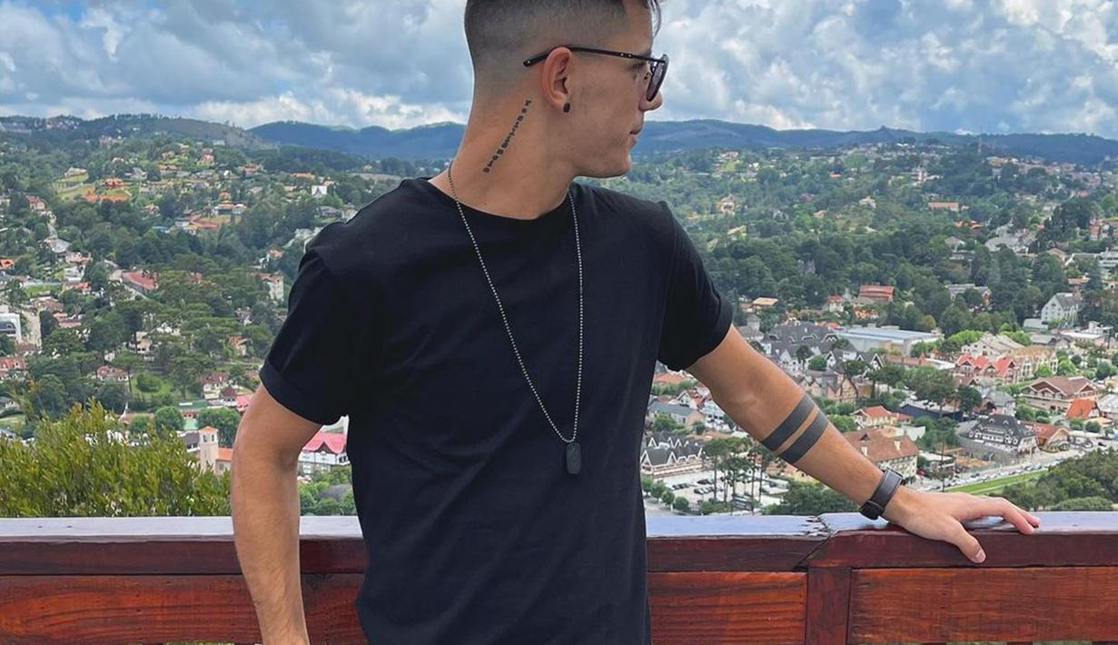 Bruno Moreira, winger cepat Persebaya Surabaya ini selalu tampil kece saat di luar lapangan. Gaya simpelnya memakai kaus hitam ini membuat Bruno Moreira kian terlihat cool. Gaya kece Bruno ini berhasil menyita perhatian suporter Persebaya. (Liputan6.com/IG/@brunomoreira99)