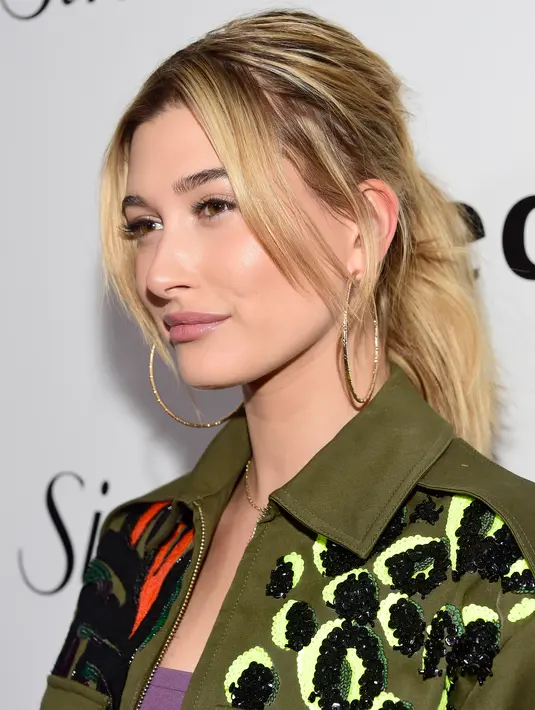 Menurut salah satu sumber, "Hailey dan Drake begitu mesra ketika mereka memasuki area klub malam. Drake sangat perhatian pada Hailey, ia berusaha menghangatkan tubuhnya di suasana dingin klub," tuturnya. (AFP/Bintang.com)