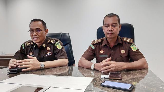 Asisten Pidana Khusus Kejati Riau Hilman Asasi dan Kasi Penkum Muspidauan SH.