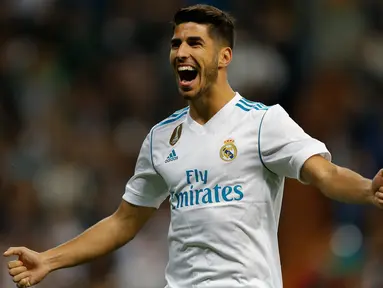 Pemain Real Madrid, Marco Asensio berselebrasi setelah mencetak gol ke gawang Eibar dalam lanjutan La Liga pekan kesembilan di Stadion Santiago Bernabeu, Minggu (22/10). Madrid menang tiga gol tanpa balas. (AP/Francisco Seco)