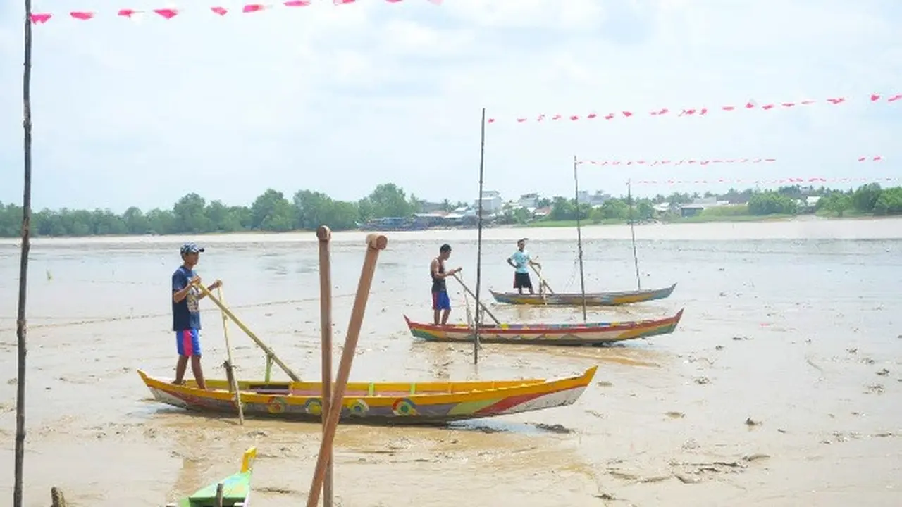 Peserta lomba Festival Sampan Leper di Kabupaten Indragiri Hilir.