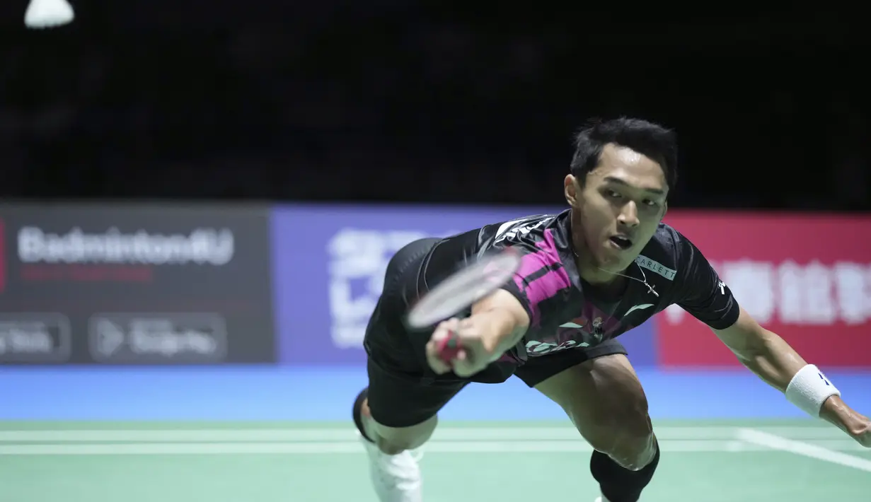 Jonatan Christie berhasil melangkah ke babak final Japan Open 2023 usai menaklukkan Lakshya Sen 21-15, 13-21, dan 21-16. (AP Photo/Hiro Komae)