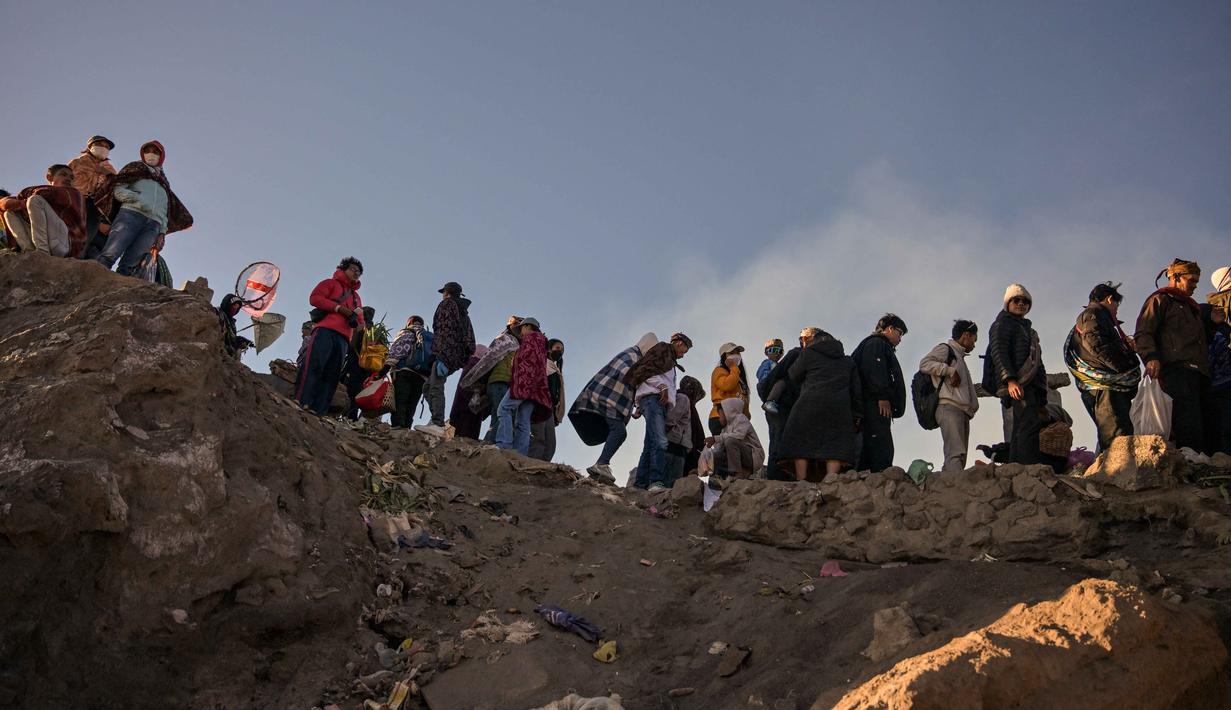 Para penganut Hindu dari komunitas Tengger mendaki gunung berapi aktif Bromo untuk mempersembahkan sesaji berupa beras, buah-buahan, ternak, dan barang-barang lainnya sebagai bagian dari festival Yadnya Kasada di dekat Probolinggo, Jawa Timur, Senin 1 Juni 2026. (JUNI KRISWANTO/AFP)