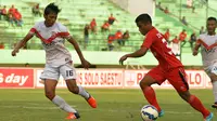 Pemain Semen Padang, Defri Rizky (kanan), saat beruji coba melawan Persis Solo di Stadion Manahan, Solo, Minggu (10/4/2016). Uji coba berakhir dengan skor 6-1 untuk Semen Padang. (Bola.com/Romi Syahputra)