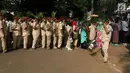 Anggota PPIR mendatangi kediaman capres nomor urut 02 Prabowo Subianto di Jalan Kertanegara IV, Kebayoran Baru, Jakarta, Kamis (18/4). Koordinator Jubir BPN Dahnil Anzar Simajuntak mengatakan pertemuan Prabowo dengan PPIR untuk membahas perkembangan pemilu di banyak daerah. (Liputan6.com/JohanTallo)