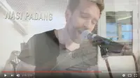 Keren, Pria Asal Norwegia Ciptakan Lagu Nasi Padang