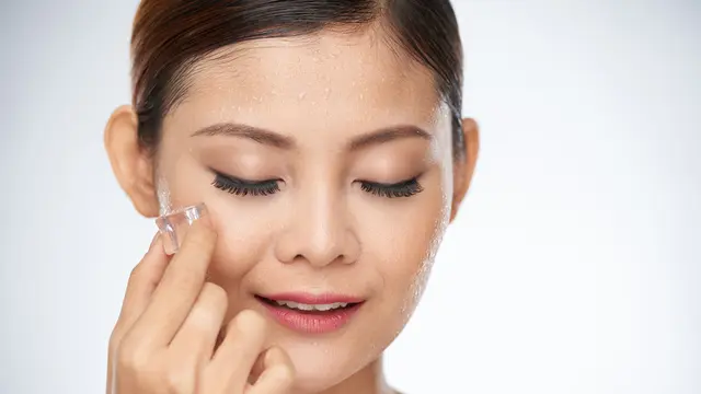 Gunakan Es Batu Untuk Ciptakan Efek Glowing Natural