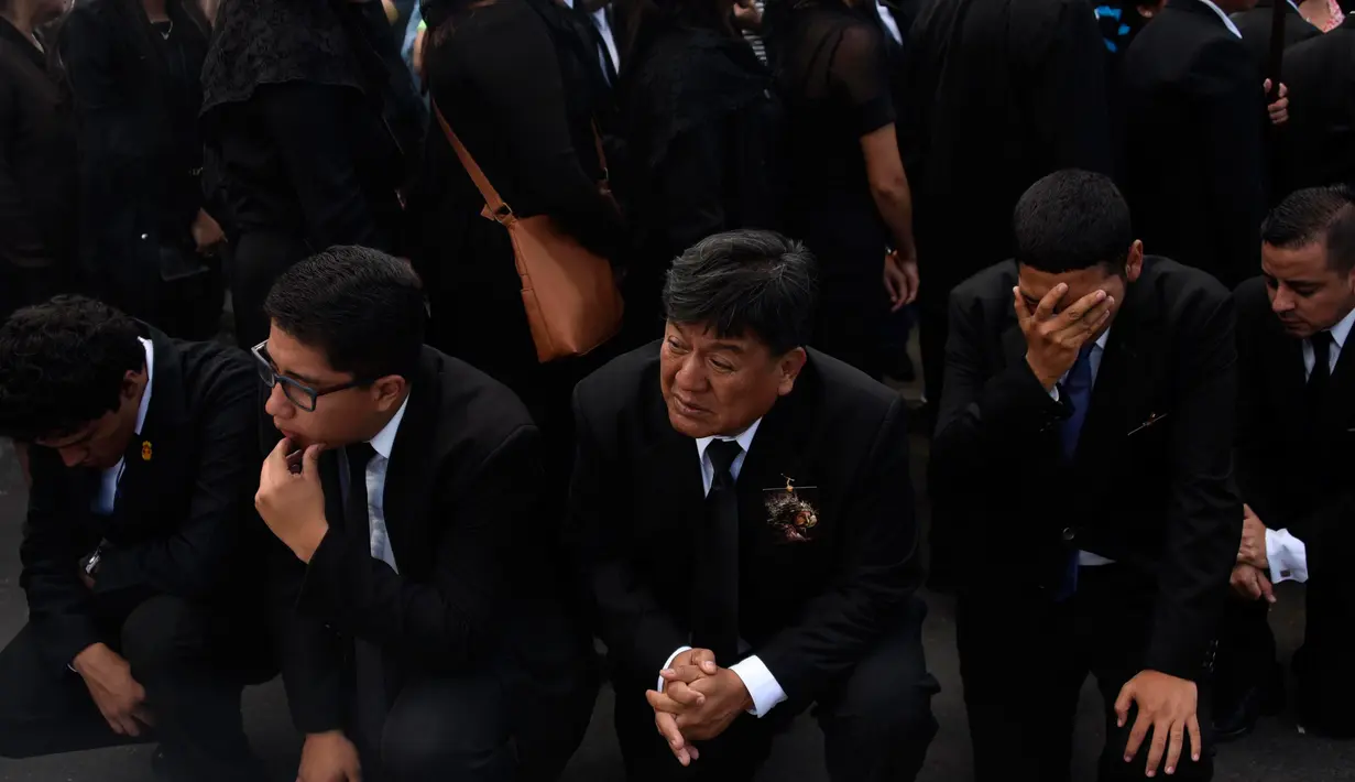 Umat Katolik berdoa saat mengikuti prosesi Jesus de La Merced di Guatemala City (5/8). Acara ini merupakan perayaan 300 tahun pengudusan di Guatemala City. (AFP Photo/Johan Ordonez)