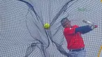 Pemain Indonesia, Alfin Sanjaya berlatih memukul saat melawan Singapura pada laga Asian Softball Championship di Senayan, Jakarta,Selasa (25/4/2018). Indonesia menang atas Singapura 8-2. (Bola.com/Nick Hanoatubun)