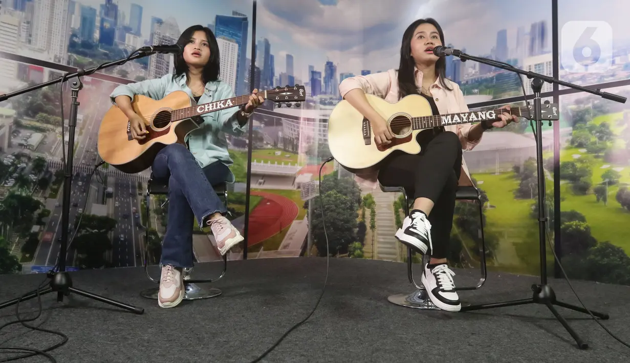 Mayang dan Chika saat perform setelah tampil dalam acara Podcast di studio Liputan6.com, Jakarta, Rabu (19/1/2022). Dalam acara bincang ringan tersebut, adik dari mendiang Vannesa Angel tersebut banyak bercerita seputar kehidupan dan karier. (Liputan6.com/Helmi Fithriansyah)