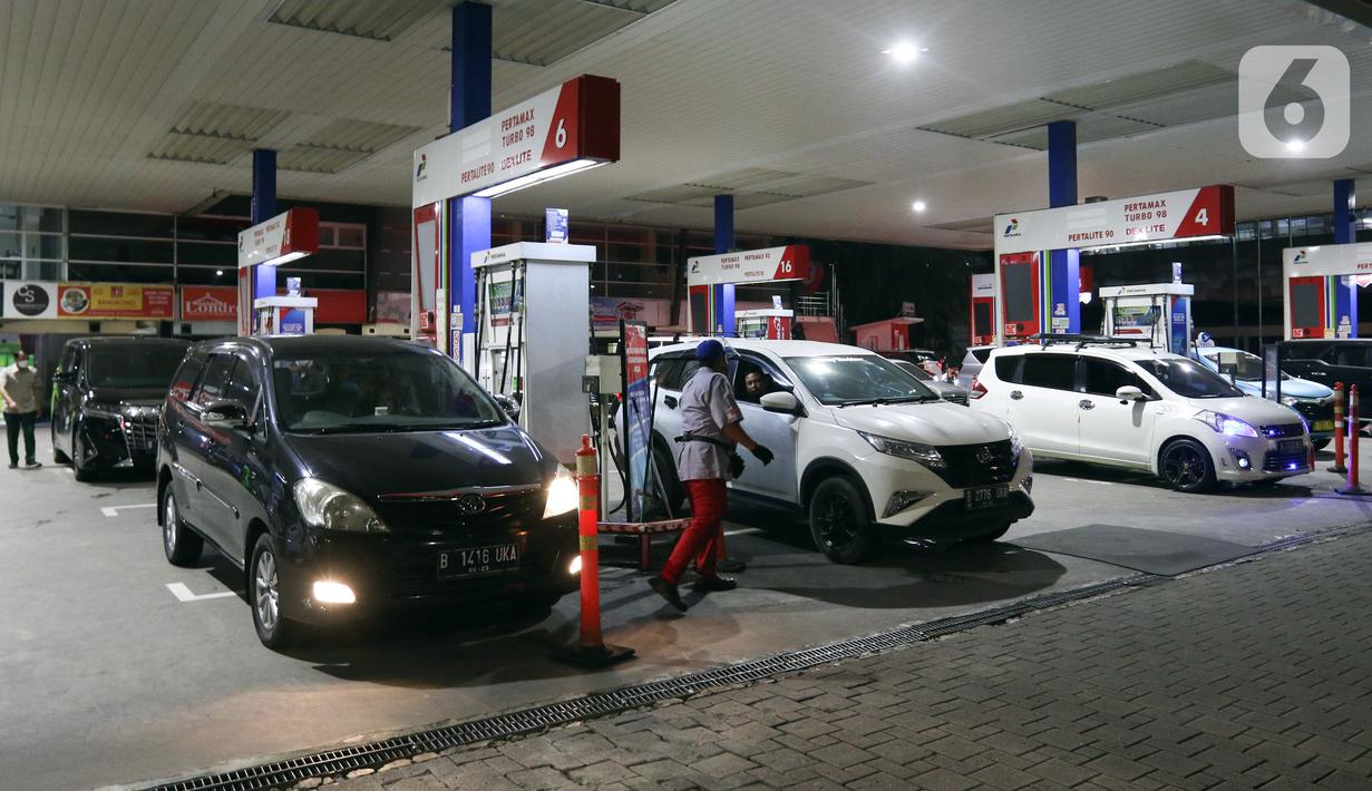 Sejumlah kendaraan mengisi bahan bakar minyak (BBM) di sebuah SPBU di Jakarta, Kamis (31/3/2022). PT Pertamina (Persero) akan memberlakukan tarif baru BBM jenis Pertamax menjadi Rp 12.500 pada 1 April 2022. (Liputan6.com/Herman Zakharia)