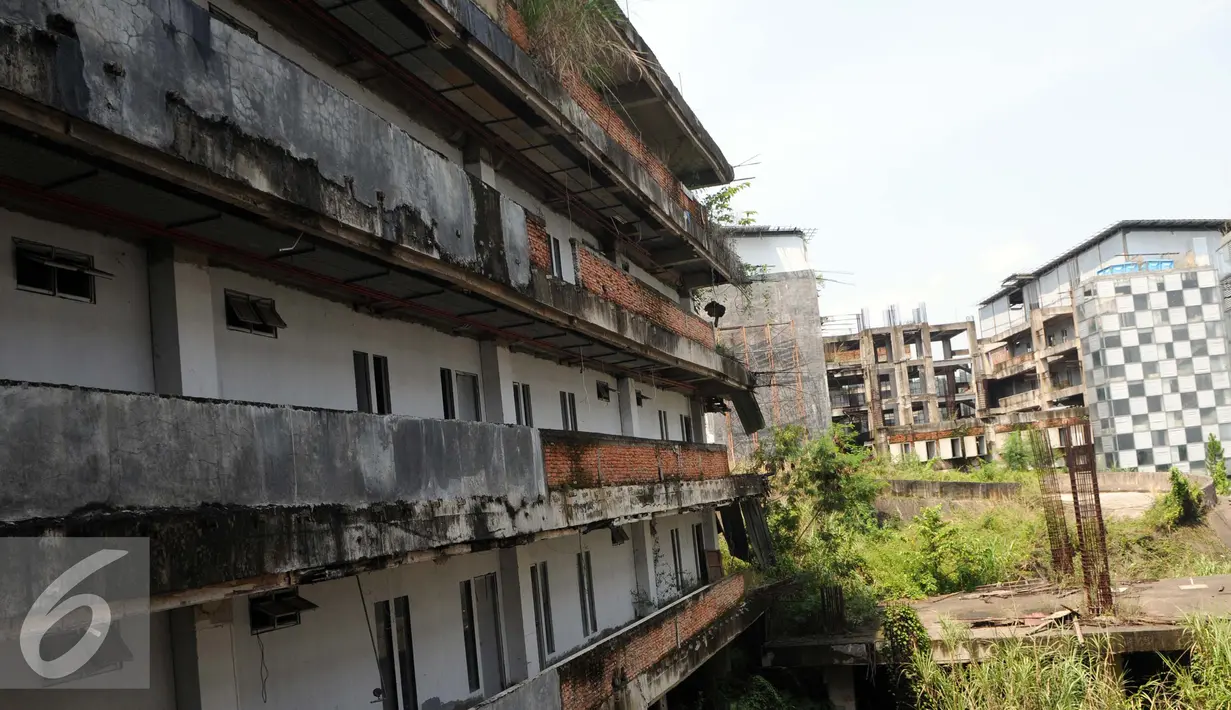 Jalan beton yang dulu melingkari kompleks sekolah atlet ini kini tak bisa dilewati, Jawa Barat,Minggu (4/9). Proyek Hambalang ini sudah 4 tahun mangkrak. (Liputan6.com/Helmi Afandi)