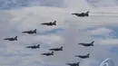 Pesawat tempur jenis F-16 beraksi saat sertijab KSAU di Halim Perdanakusuma, Jakarta, Kamis (15/1/2015). (Liputan6.com/Herman Zakharia)