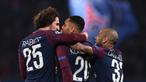 Para pemain PSG merayakan gol yang dicetak Layvin Kurzawa ke gawang Anderlecht pada laga Liga Champions di Stadion Parc des Princes, Paris, Selasa (31/10/2017). PSG menang 5-0 atas Anderlecht. (AFP/Franck Fife)