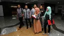 Juru Bicara TemanAhok, Amalia Ayuningtyas (kanan) bersama tim kuasa hukumnya usai mendaftarkan berkas perkara pengajuan judicial review UU Pilkada di Mahkamah Konstitusi, Jakarta, Jumat (17/6). (liputan6.com/Helmi Fithriansyah)
