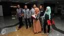 Juru Bicara TemanAhok, Amalia Ayuningtyas (kanan) bersama tim kuasa hukumnya usai mendaftarkan berkas perkara pengajuan judicial review UU Pilkada di Mahkamah Konstitusi, Jakarta, Jumat (17/6). (liputan6.com/Helmi Fithriansyah)