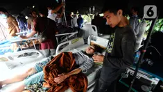 Sejumlah korban gempa menjalani perawatan di RSUD Cimacan, Cianjur, Jawa Barat, Senin (21/11/2022). Hingga berita ini ditulis, Bupati Cianjur Herman Suherman menyebut jumlah korban meninggal akibat gempa magnitudo 5,6 yang mengguncang Cianjur sudah mencapai 56 orang dan 700 lebih lainnya luka-luka. (merdeka.com/Arie Basuki)