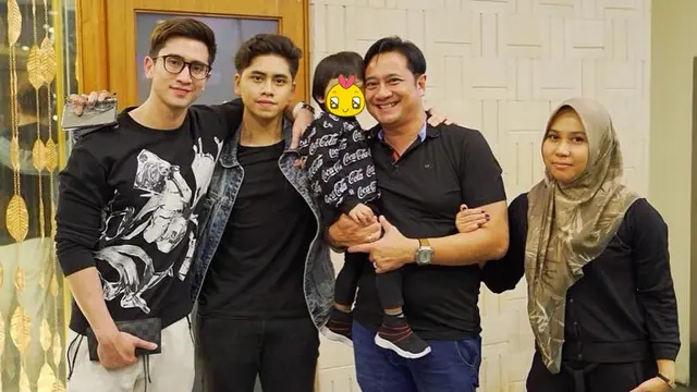 6 Potret Kebersamaan Verrell Bramasta dan Athalla Naufal Bareng Sang Ayah, Kompak