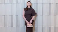 Inspirasi Gaya Ramadan ala Aaliyah Massaid, Atasan Unik Berpadu dengan Envelop Bag