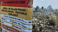 Tanda segel kebakaran lahan yang dibuat polisi untuk diselidiki karena menyebabkan kabut asap di Riau. (Liputan6.com/ M Syukur)