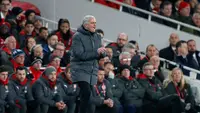 Pelatih Manchester United Jose Mourinho memberi arahan kepada pemainnya saat melawan Arsenal dalam pertandingan Liga Inggris di stadion Emirates, London (2/12). (AP Photo/Kirsty Wigglesworth)