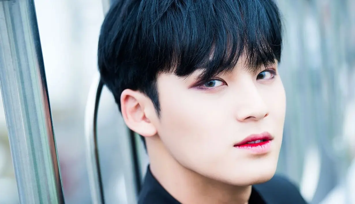Salah satu personel SEVENTEEN, Mingyu punya wajah yang tampan. Sorot matanya yang tajam sanggup membuat hati wanita jadi luluh. (Foto: koreaboo.com)
