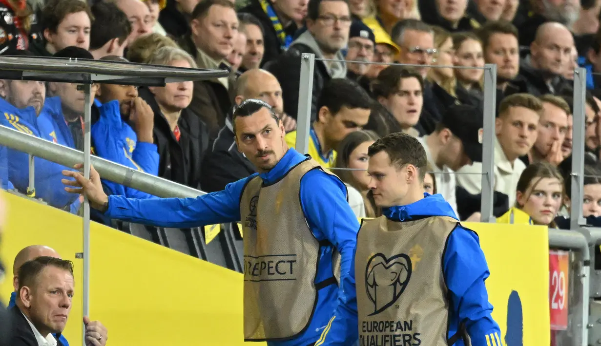 <p>Ekspresi pemain Swedia, Zlatan Ibrahimovic (tengah), saat menyaksikan pertandingan antara timnas Swedia melwan Belgia pada laga perdana Grup F Kualifikasi Euro 2024 di Friends Arena, Sabtu (25/03/2023) dini hari WIB. (AFP/Jonathan Nackstrand)</p>