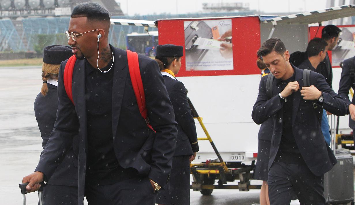 Bek Jerman, Jerome Boateng, tampak rileks saat tiba di Moskow, Selasa (12/6/2018). Jerman datang ke Rusia untuk mempertahankan gelar juara Piala Dunia. (AFP/Daniel Roland)