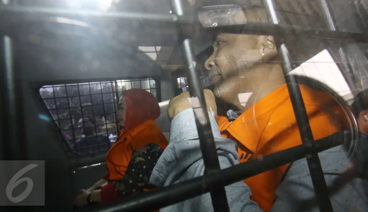 Bupati (nonaktif) Kabupaten Buton Samsu Umar Abdul Samiun dan Bupati Klaten (nonaktif) Sri Hatini usai menjalani pemeriksaan di Gedung KPK, Jakarta, Jumat (24/2). (Liputan6.com/Helmi Afandi)