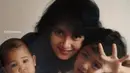 <p>Berfoto bersama kedua buah hatinya yang masih kecil kala itu, Luki nampak cantik dengan gaya rambut yang sedang tren di masa itu, mengenakan lipstik merahnya.&nbsp; @viramunaf</p>