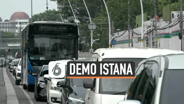 Ratusan massa aksi demo dari berbagai elemen seperti buruh, mahasiswa, pelajar, dan aliansi jurnalis tumpah di sepanjang Jalan MH Thamrin, Jakarta Pusat. Mereka menggelar aksi long march atau jalan jauh dari Bundaran Hotel Indonesia (HI) menuju depan...