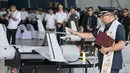 Seorang pendeta militer memberkati drone ScanEagle Umanned Aerial Vehicles (UAV) dalam upacara serah terima di Pangkalan Udara Villamor, Manila, Filipina, Selasa (13/3). Filipina mendapat enam drone canggih dari hibah Amerika Serikat. (TED ALJIBE/AFP)