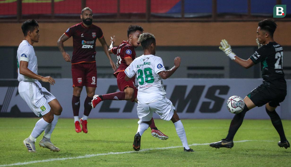 Gelandang Borneo FC, M. Sihran Amarullah (tengah) mencetak gol pertama timnya ke gawang Persebaya Surabaya dalam laga pekan pertama BRI Liga 1 2021/2022 di Stadion Wibawa Mukti, Cikarang, Sabtu (04/09/2021). (Foto: Bola.com/Bagaskara Lazuardi)