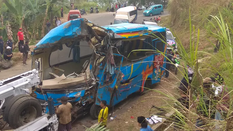 Kondisi  bus B 7056 SGA yang terjun ke jurang di Cikidang, Kabupaten Sukabumi, Jawa Barat.