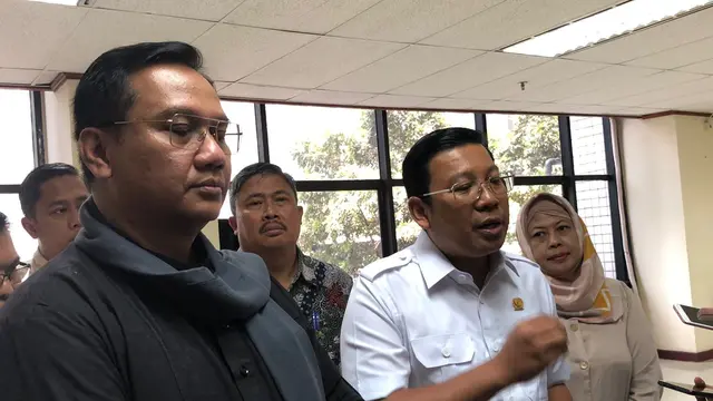 Anggota Ombudsman RI Yeka Hendra Fatika dan Plt Menteri Pertanian (Mentan) Arief Prasetyo Adi saat ditemui di Kantor Ombudsman, Selasa (17/10/2023). (Tira/Liputan6.com)