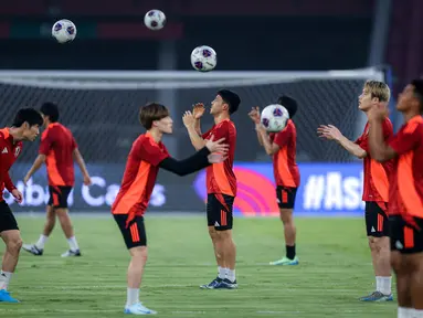 Wataru Endo (tengah) dan sejumlah pemain Timnas Jepang melakukan pemanasan menjelang laga lanjutan putaran ketiga Grup C Kualifikasi Piala Dunia 2026 melawan Timnas Indonesia di Stadion Utama Gelora Bung Karno (SUGBK), Senayan, Jakarta, Kamis (14/11/2024). (Bola.com/Bagaskara Lazuardi)