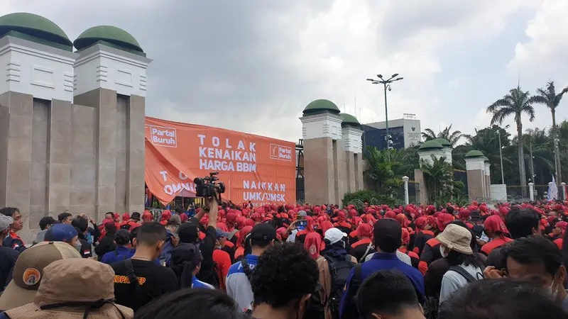 Massa buruh menggeruduk Gedung DPR-MPR RI