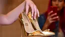 Sepasang sepatu high heels 'The Passion Diamond' dipamerkan di Burj Al Arab, Dubai, Uni Emirat Arab, Rabu (26/9). Sepatu tersebut dibanderol dengan harga 17 juta dolar Amerika, atau setara Rp 253,7 miliar. (AFP PHOTO / GIUSEPPE CACACE)