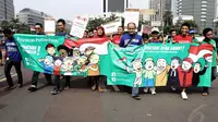 Peserta longmarch tampak membentangkan spanduk kerukunan umat beragama dalam acara perayaan Hari Toleransi Internasional, Jakarta, Minggu (16/11/2014). (Liputan6.com/Faizal Fanani)
