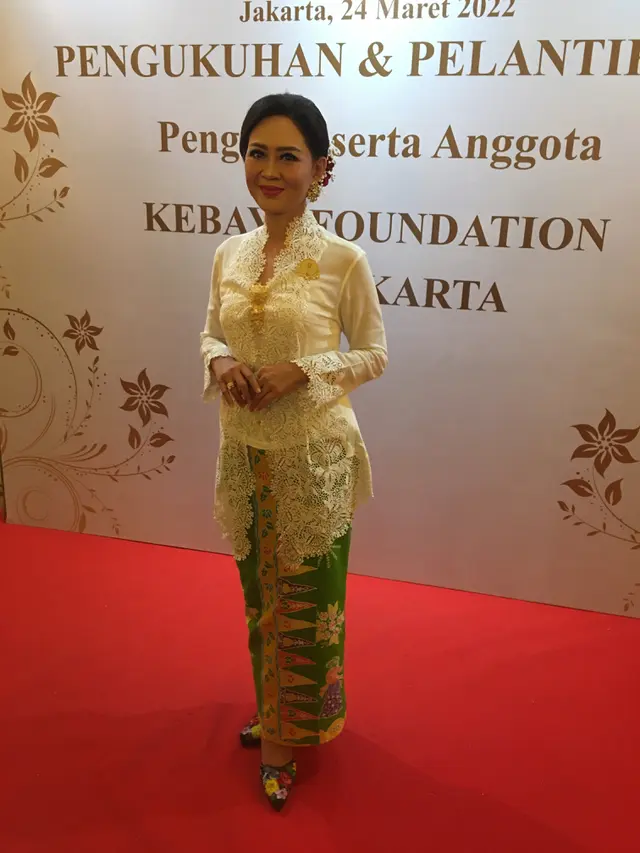 Happy Farida Djarot