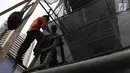 Petugas melakukan perawatan Patung Jenderal Sudirman di Jakarta, Senin (16/4). Perbaikan Patung tersebut untuk merawat agar patung tetap dalam kondisi baik dan tidak terjadi korosi karena faktor cuaca. (Liputan6.com/Arya Manggala)