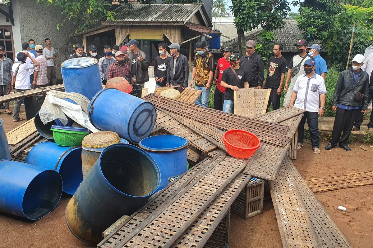 Sejumlah anggota Paguyuban Dadi Rukun melakukan aksi mogok membuat tempe di Kota Depok.
