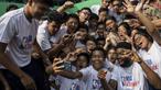 Pebasket Boston Celtics, Jaylen Brown, selfie bersama anak-anak saat Junior NBA Indonesia di SMA 82, Jakarta, Kamis (26/7/2018). Junior NBA merupakan program pembinaan olahraga basket secara global. (Bola.com/Vitalis Yogi Trisna)